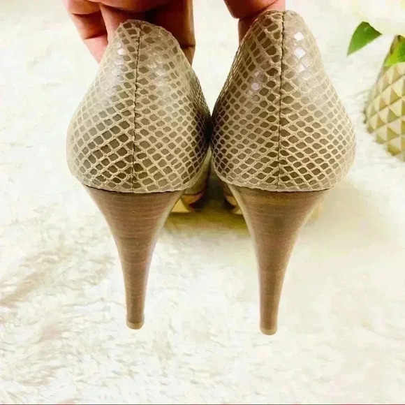 Moda Gray Snakeskin Peep Toe Gold Lined Platform Wooden Heels Size 9M - Picture 8 of 10